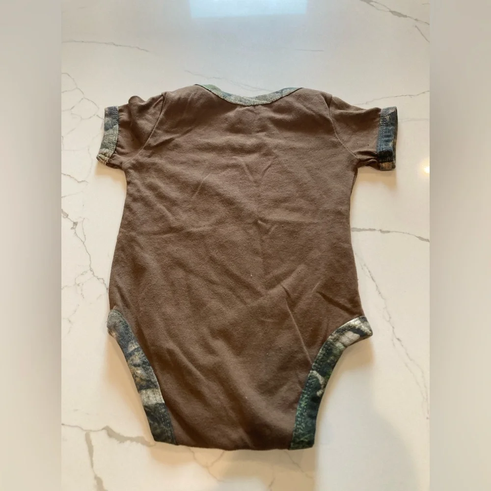 Baby boy unisex mossy oak camouflage this little runt was born to hunt onesie